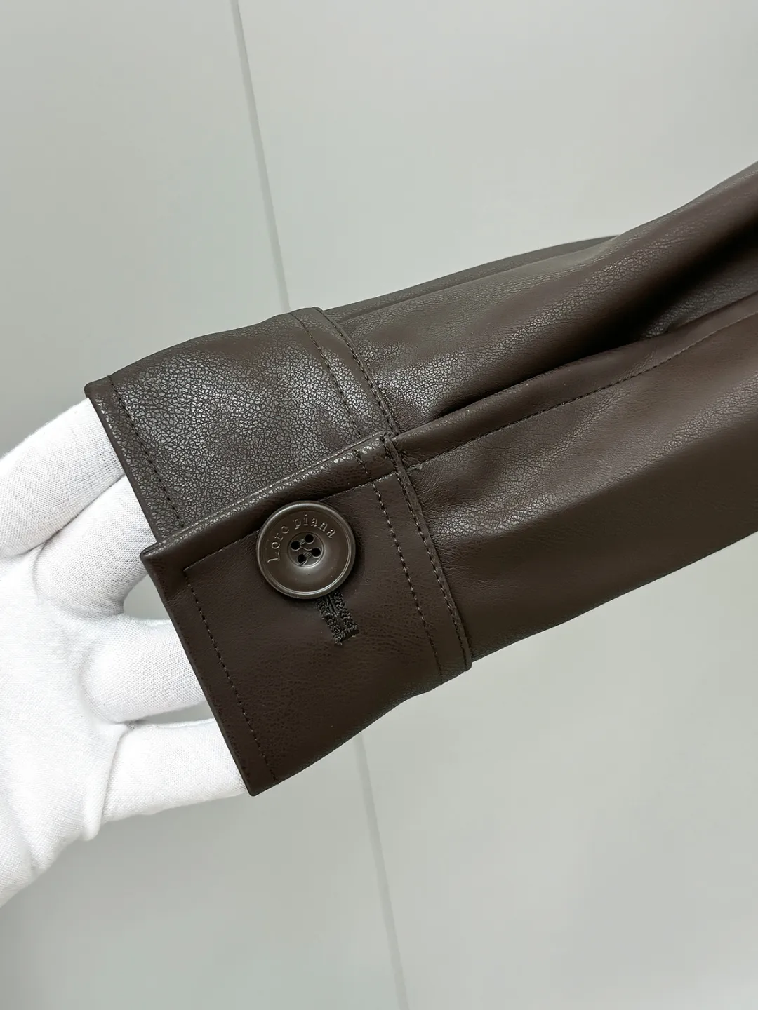 LORO PI*NA New Arrival men's imported PU feels like sheep leather, a classic piece that shows excellent quality and fashionable style. This leather jacket from LP is carefully crafted from PU leather. Known for its fine texture, soft touch and exceptional durability. The unique texture adds a low-key luxury to this PU leather jacket. The overall design presents a simple style without too many complicated decorations, but it shows grandeur and stability in simplicity. This simple design style not only conforms to the aesthetic trend of modern fashion, but also can be easily matched with various clothing. Whether it is a business occasion or leisure time, it can make you show a confident and calm temperament. It is worth mentioning that the chest pocket is both practical and adds a touch of exquisite detail to the overall look. The design of these two pockets perfectly balances simplicity and functionality, allowing this leather jacket to meet the needs of daily use while remaining simple. LORO PI*NA has always been known for its exquisite craftsmanship and high-quality materials, and this 25th autumn and winter New Arrival men's PU leather jacket is even more so. It is not only a piece of clothing, but also a reflection of an attitude towards life. Choosing it means choosing quality, fashion and comfort. In this autumn and winter season, let LORO PI*NA New Arrival men's PU clothing accompany you to resist the cold and show your extraordinary charm. Come and experience this unique charm from top fashion brands! Sizes:S-2XL
